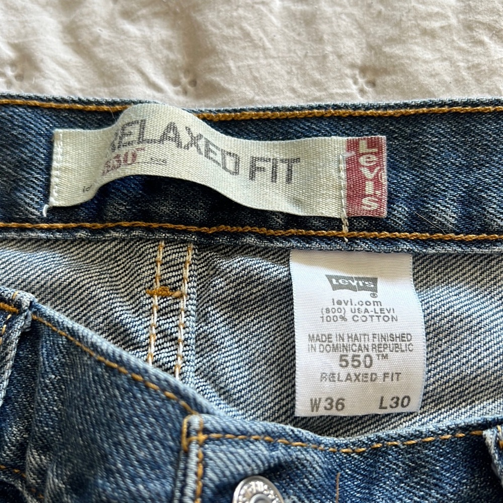 Levi’s. Relaxed fit. 550.